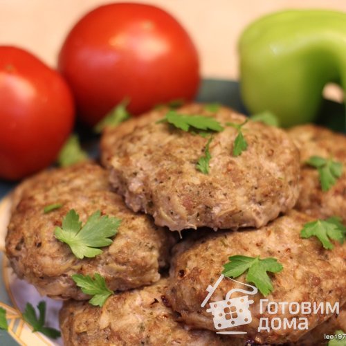 Запеченные котлеты из мяса с картофелем