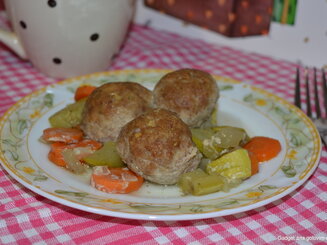 Нежные мясные шарики с кабачком в духовке.