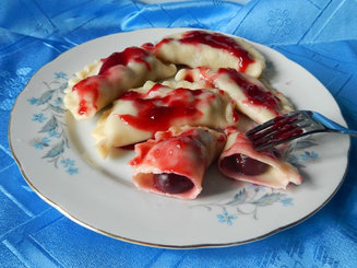 Вареники с вишней и вишневым соусом