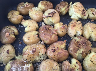 Картофель запечёный с розмарином и чесноком