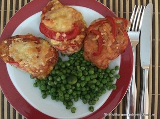 Свинина, запеченная с помидорами