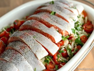 Лосось, запеченный с помидорами и луком