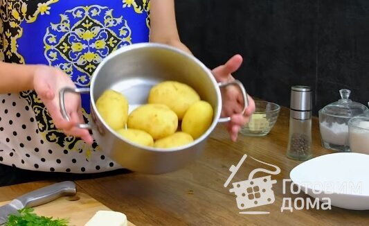 Картофель запеченный в духовке под ароматной хрустящей корочкой фото к рецепту 1