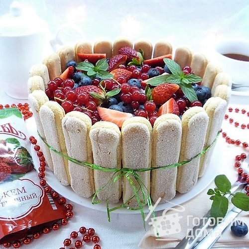 Шарлотт с ягодами и клубничным джемом