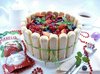 Шарлотт с ягодами и клубничным джемом