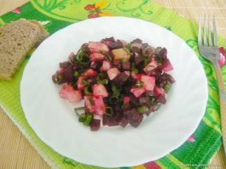 Салат из свеклы, картофеля и зеленого лука
