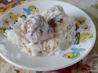 Фрикадельки в сырном соусе с беконом