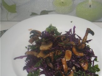 Салат из красной капусты с грибами