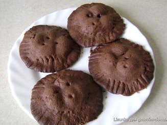 Шоколадное печенье с вишней