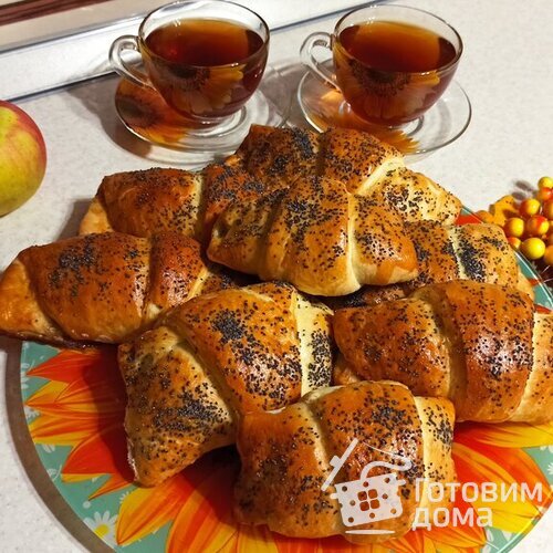 Лакомые рогалики с ароматными яблоками и светлым изюмом
