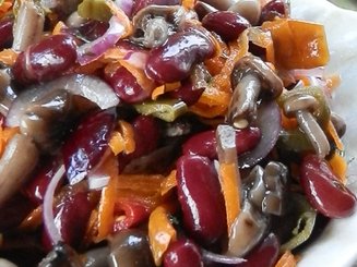 Грибной салат с пеперончини и красной фасолью