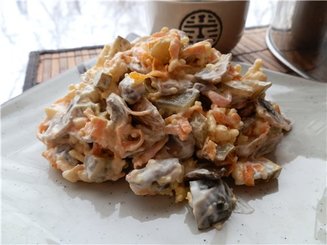 Грибной салат с сыром, морковью и солеными огурцами