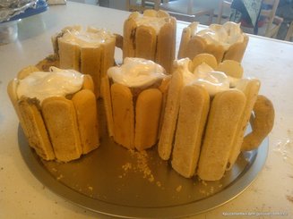 Торт "Пивные кружки с бочкой пива" медовые шарики
