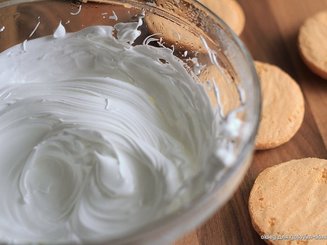 Шоколадные маффины с зефирным кремом