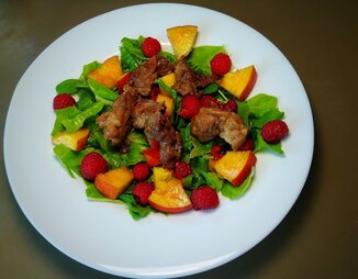 Теплый салат с мясом и персиком