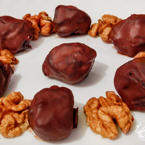 Чернослив с орехами в шоколаде