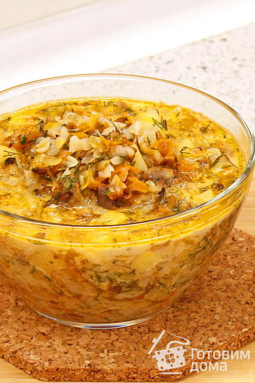 Гречневый суп с сыром, грибами, картошкой, зеленью и чесноком