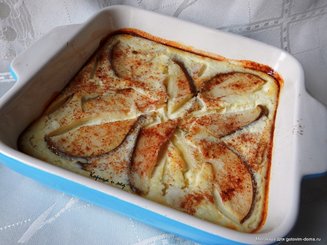 Нежный творожный пудинг с грушами и корицей