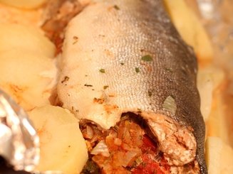 Лосось, запеченный с помидорами и луком