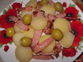Картофельный салат с руколой и беконом
