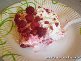 Творожный десерт с ягодами и профитролями