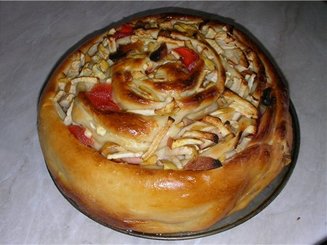 Пирог "улитка" с яблоками и курагой