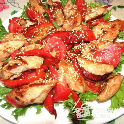 Теплый салат с курицей, помидорами и перцем