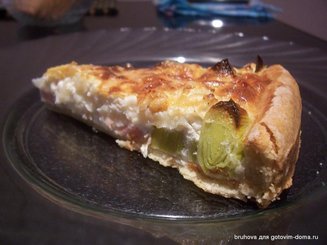 Киш с цветной капустой, пореем и копчёной грудинкой