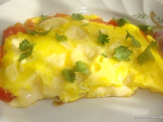 Яичница с помидорами и сыром