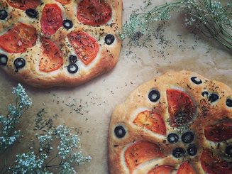 Мини фокаччи с помидорами-черри и оливками
