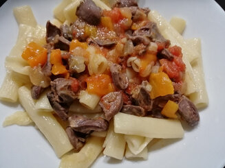 Куриные сердечки с перцем и помидорами