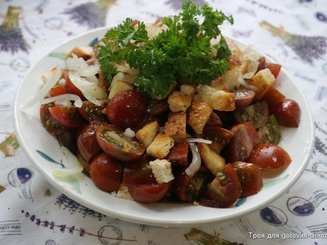 Хлебный салат с помидорами и луком