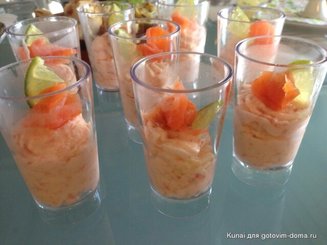 Пена из копченого лосося с соусом из лайма
