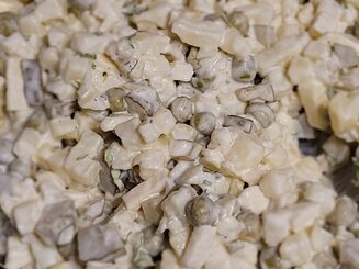 Картофельный салат с яблоком и горошком