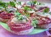 Канапе с сельдью и свекольным песто