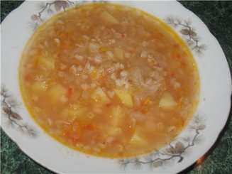 Густой суп из перловой крупы и квашеной капусты