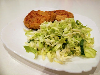 Салат с молодой капустой и огурцами