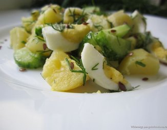 Теплый салат со свежим огурцом, картофелем и яйцом