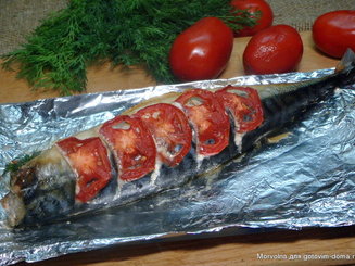 Запеченная скумбрия с укропом и помидорами