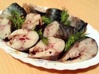 Соленая скумбрия с черносливом