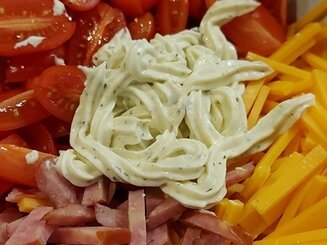 Салат Колбасофф с помидорами и сыром