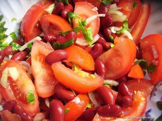 Салат из помидор и красной фасоли