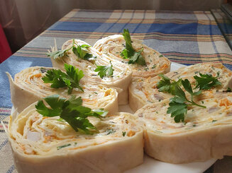 Рулет из лаваша с копченой курочкой
