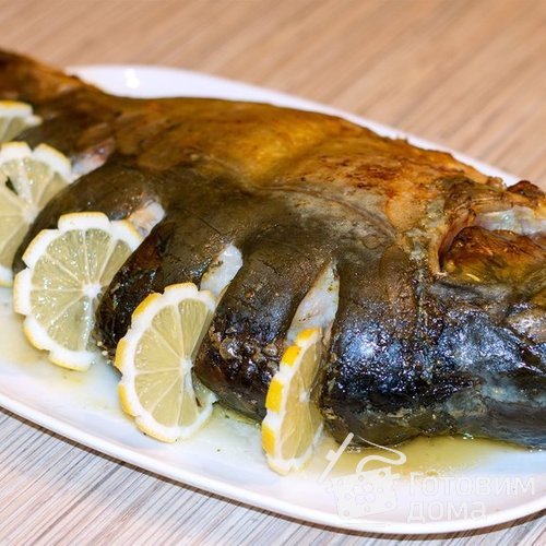 Карп, запеченный с овощами и грибами в духовке