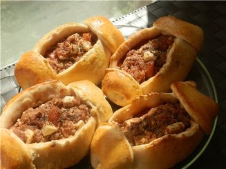 Пиде (турецкие лепешки) с фаршем, фетой и помидорами