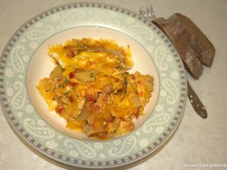 Яичница с помидорами и сыром