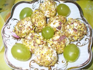 Сырные шарики с виноградом