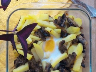 Яйца, запеченные с картофелем и грибами