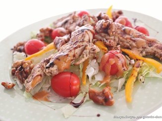 Салат с курицей и глазированными грецкими орехами