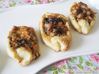 Бутерброды из слоеного теста с сыром, курицей и морковью